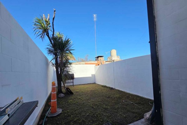 Duplex complejo  Los Cerezos, 2 dormitorios, patio, cochera, complejo con pileta, 