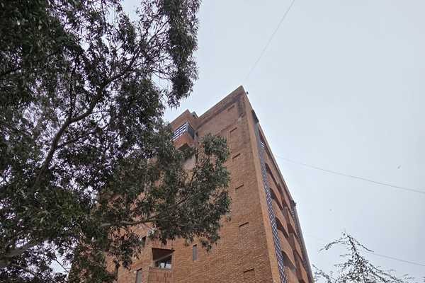 Departamento 1 dormitorio con cochera, gas natural, excelente vista, centrico