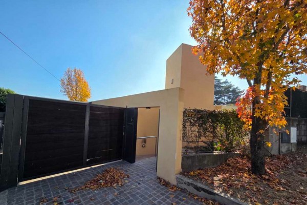 Casa zona Costa Azul a metros del Colegio 2 dormitorios mas 1 muy pequeño pileta quincho