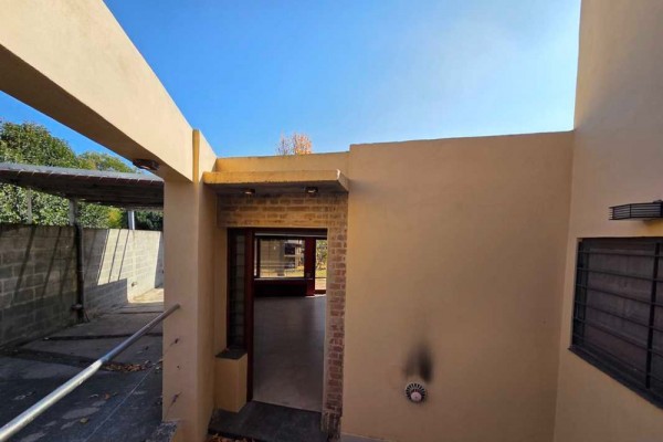 Casa zona Costa Azul a metros del Colegio 2 dormitorios mas 1 muy pequeño pileta quincho