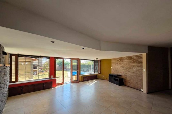 Casa zona Costa Azul a metros del Colegio 2 dormitorios mas 1 muy pequeño pileta quincho