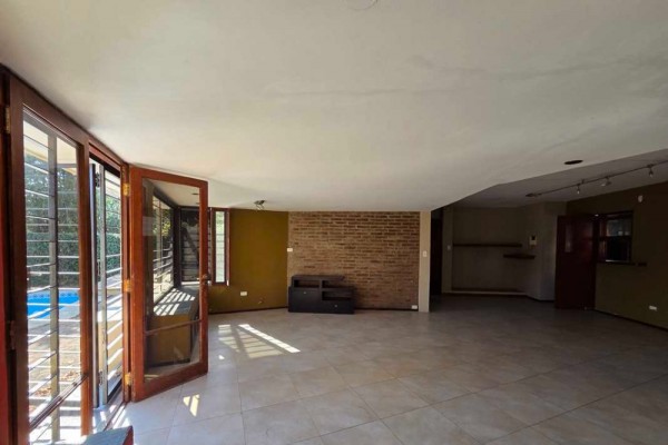 Casa zona Costa Azul a metros del Colegio 2 dormitorios mas 1 muy pequeño pileta quincho