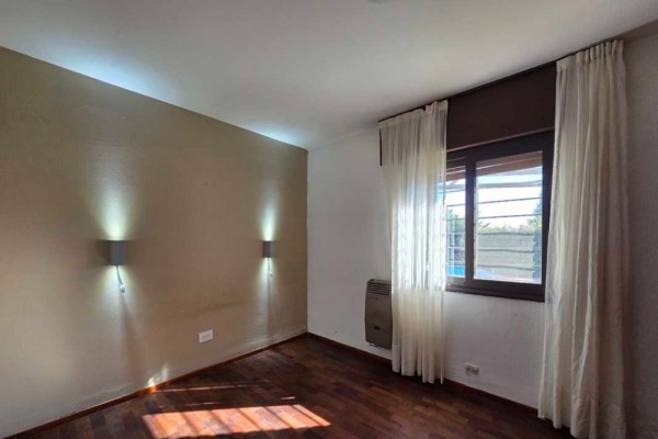 Casa zona Costa Azul a metros del Colegio 2 dormitorios mas 1 muy pequeño pileta quincho