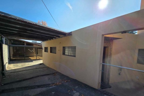 Casa zona Costa Azul a metros del Colegio 2 dormitorios mas 1 muy pequeño pileta quincho