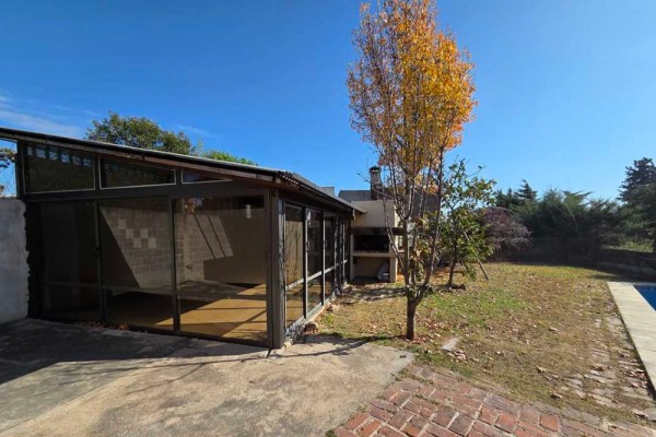 Casa zona Costa Azul a metros del Colegio 2 dormitorios mas 1 muy pequeño pileta quincho