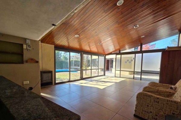 Casa zona Costa Azul a metros del Colegio 2 dormitorios mas 1 muy pequeño pileta quincho