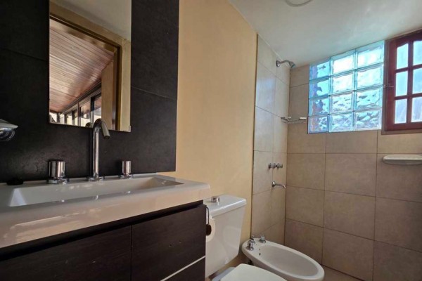 Casa zona Costa Azul a metros del Colegio 2 dormitorios mas 1 muy pequeño pileta quincho