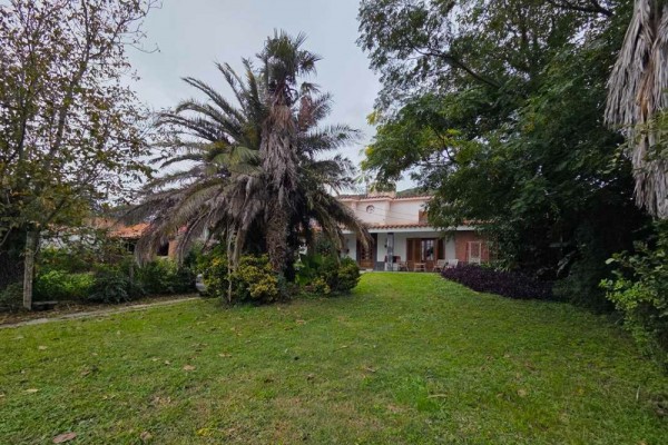 Muy linda casa B° José Muñoz 4 dormitorios, 4 baños, amplio parque