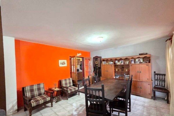 Muy linda casa B° José Muñoz 4 dormitorios, 4 baños, amplio parque