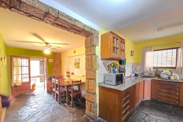 Muy linda casa B° José Muñoz 4 dormitorios, 4 baños, amplio parque