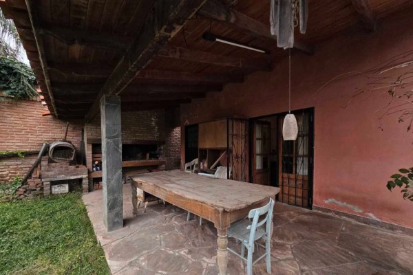 Muy linda casa B° José Muñoz 4 dormitorios, 4 baños, amplio parque