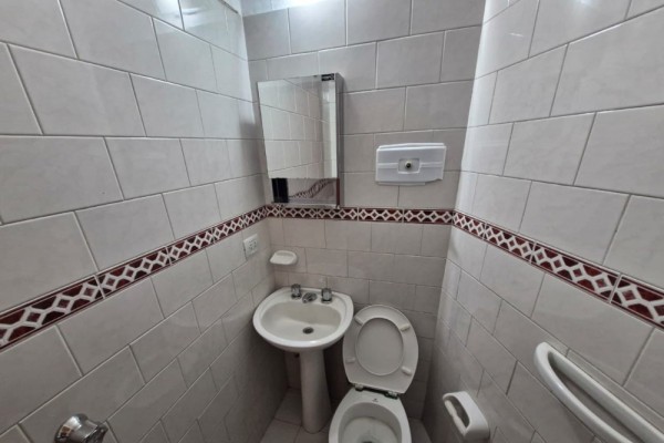 LOCAL COMERCIAL CON ENTREPISO - PENO CENTRO CARLOS PAZ SOBRE AV. SABATTINI 