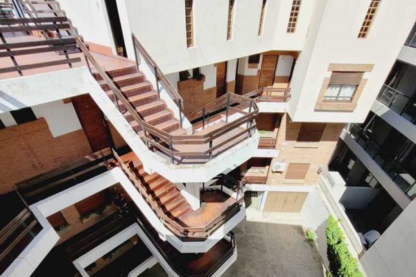 Muy lindo Duplex 1 dormitorio, con balcón terraza frente a la costanera Oeste, a pocos mentros del puente central