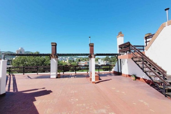 Muy lindo Duplex 1 dormitorio, con balcón terraza frente a la costanera Oeste, a pocos mentros del puente central