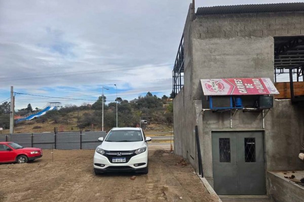 Local 15m2 en Villa del Lago sobre colectora ideal carniceria